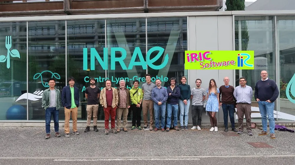 INRAE の前での iRIC セミナー参加者の集合写真