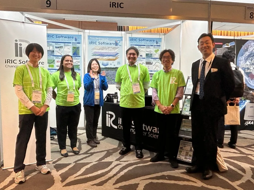 国際会議の iRIC ブースに立つメンバー